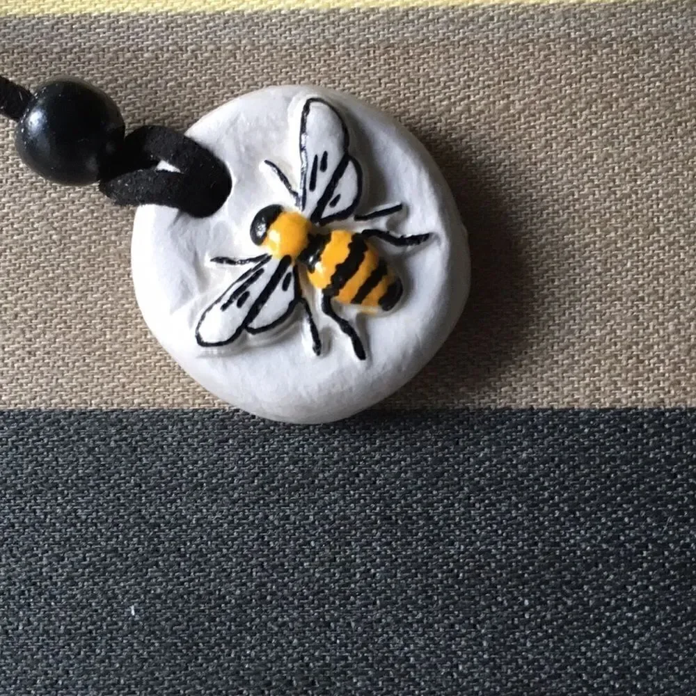 Hand made Bumble Bee pendant with essential oil - Picture 2 of 6